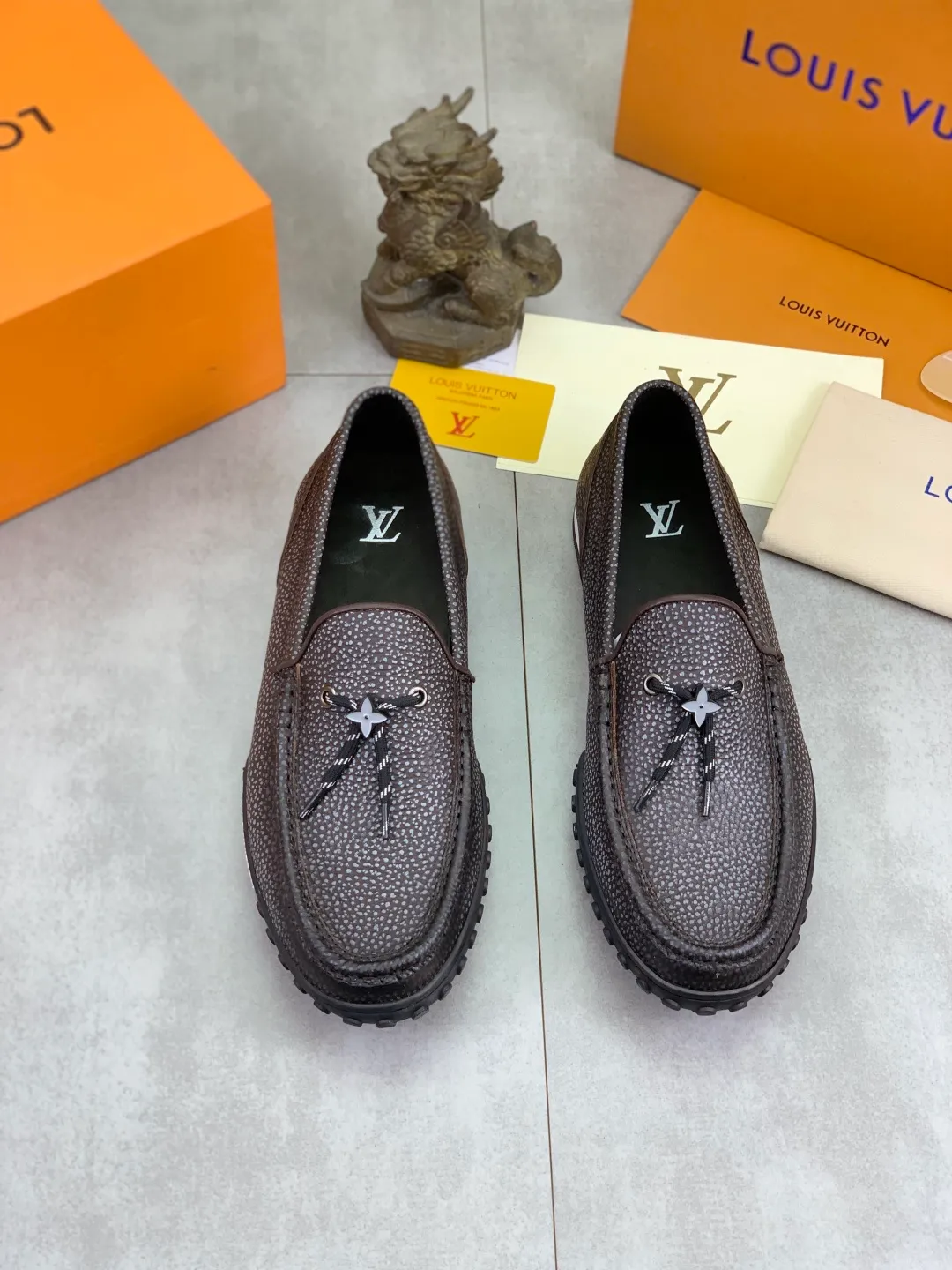 Men's Men's Shoes 💰P640 New Style 💶[LOUIS VUITTON] Water-dyed Niuli Original Order New Style 🍀LV Louis Vuitton *——Top version of LV classic leather shoes! Made of imported original calfskin, original leather side strips and wear-resistant high-end rubber outsole! High quality products! Color: black optional Size: 39-45